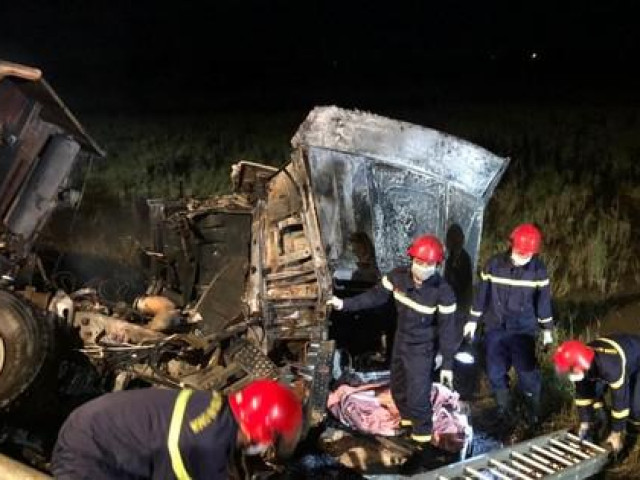 Xe tải đâm nhau rồi bốc cháy ở Thanh Hóa, hai người tử vong trong cabin