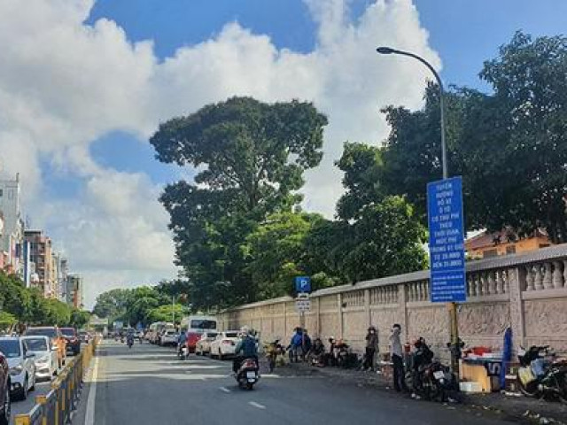 Thu phí đỗ ô tô dưới lòng đường lỗ: Nên tính phương án đấu thầu