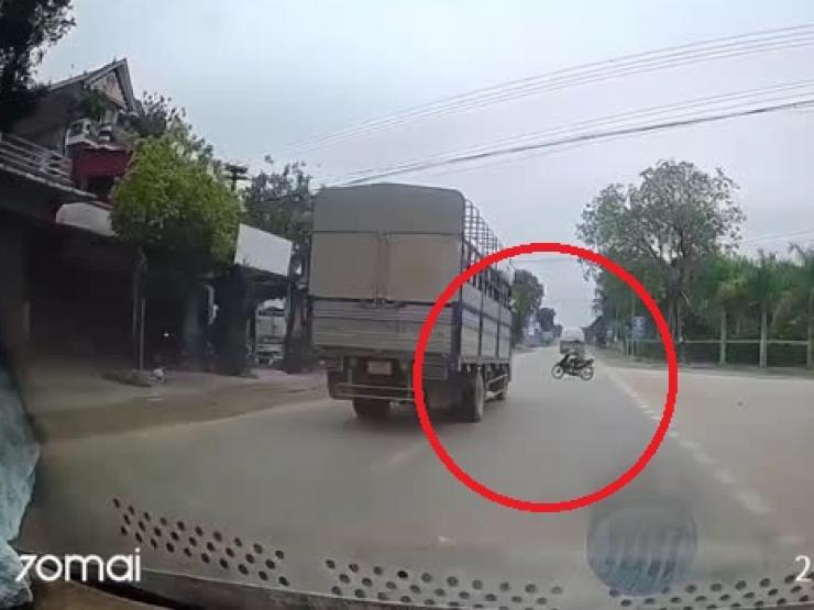 Tin tức trong ngày - Clip: Xe máy chạy như “đường nhà mình”, lái xe tải bẻ lái xuất thần tránh đại họa