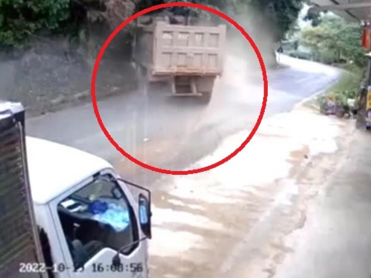 Clip: Gặp ô tô ôm cua ”cực gắt”, xe tải lao vào vách núi