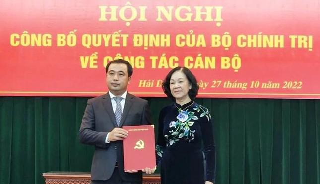 Bà Trương Thị Mai - Trưởng Ban Tổ chức Trung ương trao quyết định cho ông Trần Đức Thắng