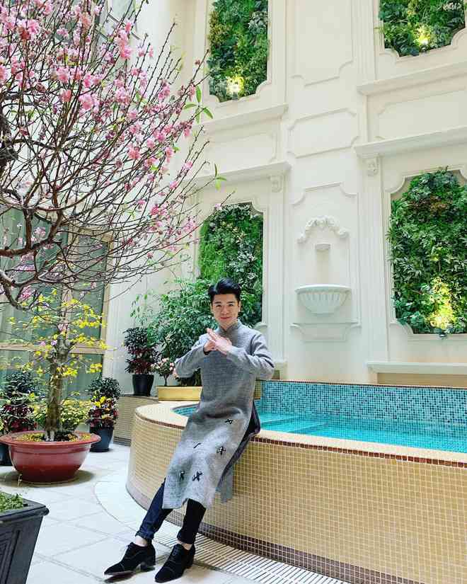 Xung quanh được trang trí bởi rất nhiều chậu
hoa cảnh đắt tiền.