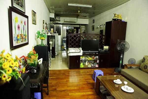 Phòng khách nối liền phòng ăn.