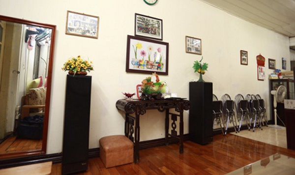 Phòng thờ trang nghiêm. So với mặt bằng chung
nhà phố cổ, thì nhà Hoa hậu thuộc dạng khá giả.