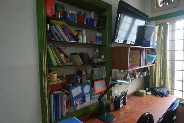 Góc học tập của nàng hậu ở thời điểm mới đăng
quang khá sơ sài.