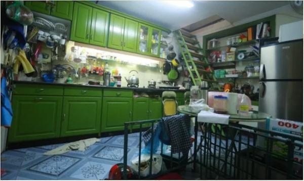 Căn bếp đã được sửa lại với góc bếp hiện đại
hơn nhờ tủ bếp màu xanh lá cây.