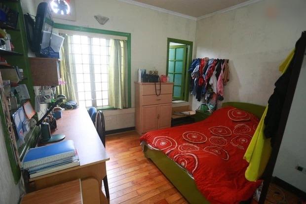 Năm 2019, Đỗ Mỹ Linh từng tiết lộ sau khi đăng
quang và đi làm, số tiền cô tiết kiệm có thể mua được căn nhà 5-7
tỷ nhưng cô vẫn sống cùng gia đình và tiết kiệm tiền cho việc khác.
Trong hình là phòng ngủ của hai chị em cô.