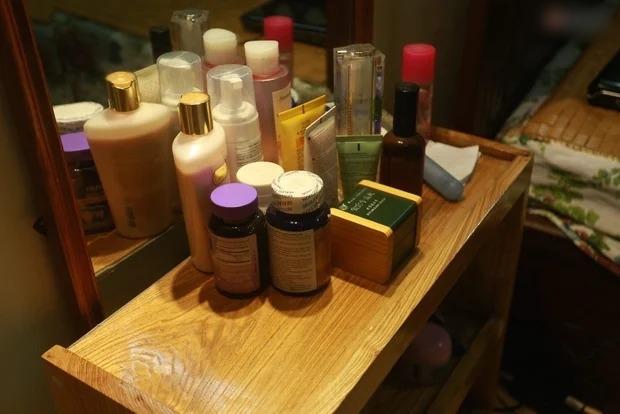 Bàn trang điểm đơn sơ cách đây 6 năm của Đỗ Mỹ
Linh.