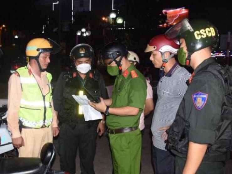 Tin tức trong ngày - Tin tức 24h qua: Người vi phạm giao thông dí điếu thuốc đang hút vào mặt công an