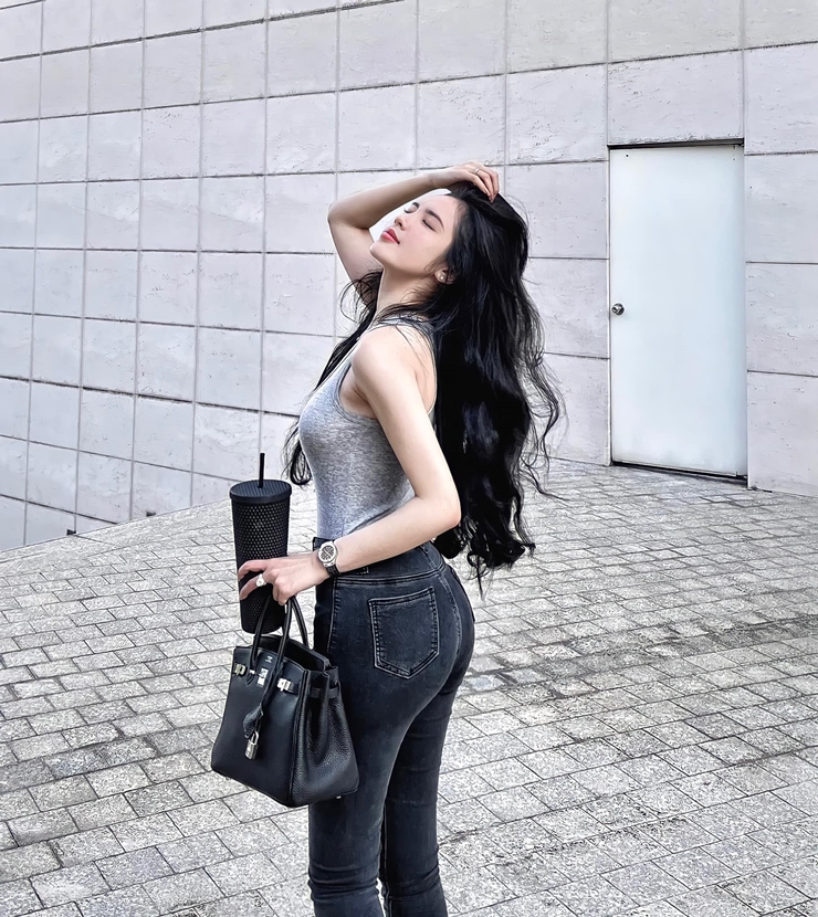 Quần jean là trang phục phổ biến được nhiều người yêu thích. Tất nhiên trong đó có cả những người đẹp Việt. Hot girl Đinh Triệu Đoan Nghi diện skinny jeans với áo ôm, kín đáo nhưng vẫn quyến rũ. 
