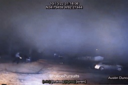 Thế giới - Video: Cảnh sát Mỹ bắn súng điện vào lưng nghi phạm, không ngờ điều xảy ra sau đó