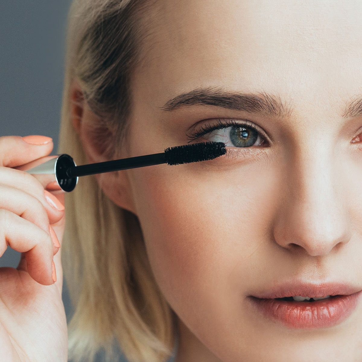 Những mẹo chải mascara giúp bạn trẻ hơn 5 tuổi, mắt tròn đẹp hút hồn - 1