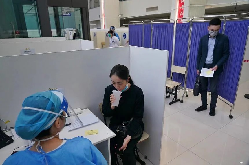 Một người dân sử dụng vắc xin dạng hít ở thành phố Thượng Hải ngày 26/10. Ảnh: China Daily