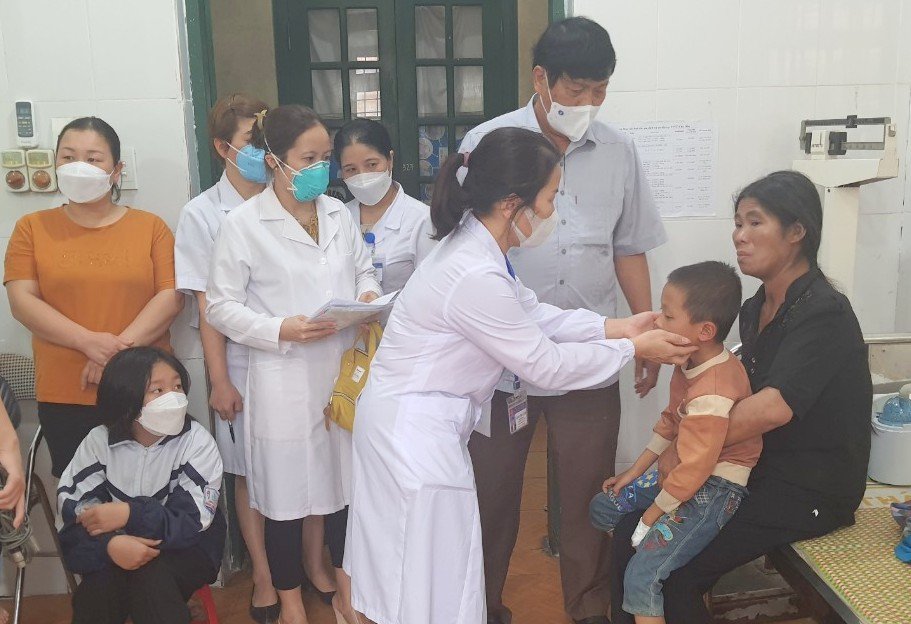 Cán bộ y tế của Trung tâm kiểm soát bệnh tật khám bệnh, lấy mẫu xét nghiệm cho bệnh nhi tại khoa Nhi, Trung tâm Y tế huyện Chợ Đồn.