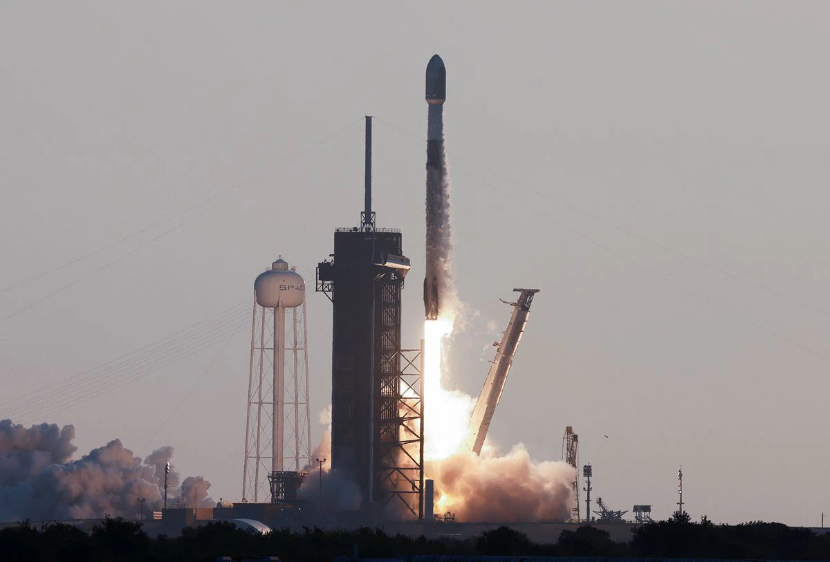 Một tên lửa của hãng SpaceX (Mỹ) được phóng lên không gian&nbsp;(ảnh: Reuters)