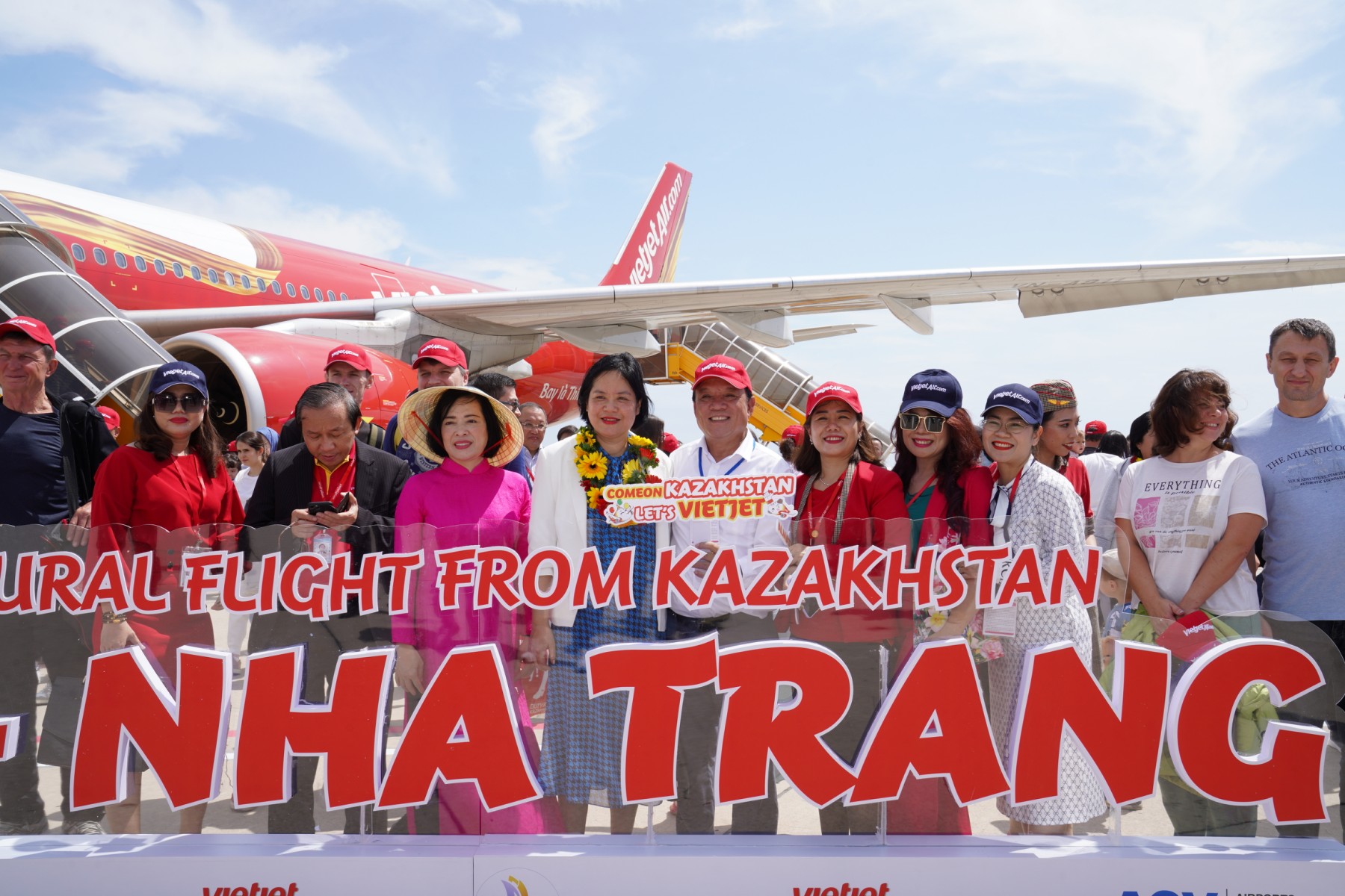 Phó Chủ tịch UBND Khánh Hòa - ông Lê Hữu Hoàng, Đại sứ Việt Nam tại Kazakhstan Phạm Thái Như Mai, Đại sứ Kazakhstan tại Việt Nam Yerlan Baizhanov, Phó Tổng giám đốc Vietjet Đỗ Xuân Quang cùng chào đón những du khách đầu tiên bay thẳng từ Almaty (Kazakhstan) tới với Nha Trang của Vietjet.