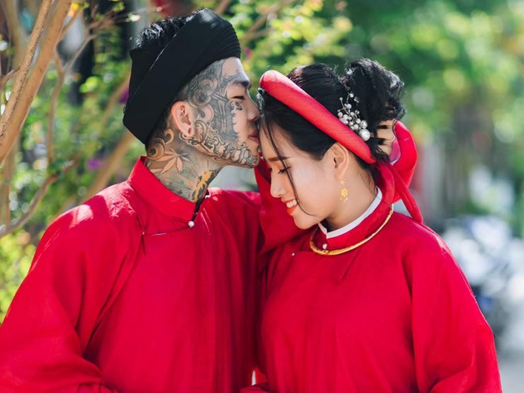 Bạn trẻ - Cuộc sống - Cô gái cưới chàng trai xăm gần kín mặt bất chấp gia đình cấm cản giờ ra sao?