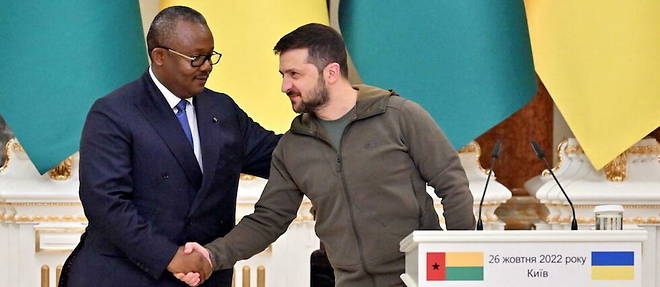 Tổng thống Ukraine Zelensky (phải) tiếp đón người đồng cấp&nbsp;Guinea-Bissau&nbsp;Umaro Mokhtar Sissoco Embalo ngày 26/10. Ảnh: Lepoint