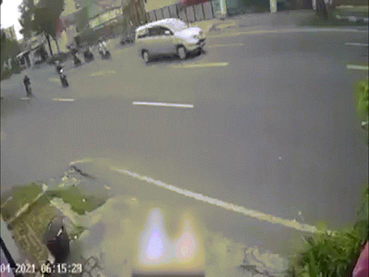 Xe máy - Xe đạp - Clip: "Quá tam ba bận" cô gái sang đường bất ngờ gây tai nạn