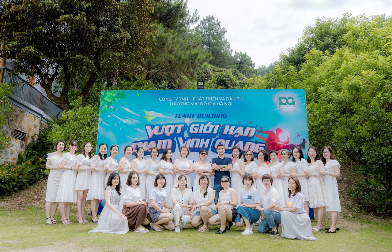CEO Đinh Hằng cùng các thành viên của Đỗ Gia Hà Nội.