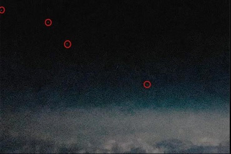 Những vật thể bay lạ trên bầu trời được cho là UFO.