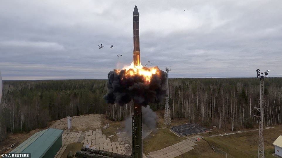 Nga phóng tên lửa đạn đạo liên lục địa Yars trong cuộc tập trận.