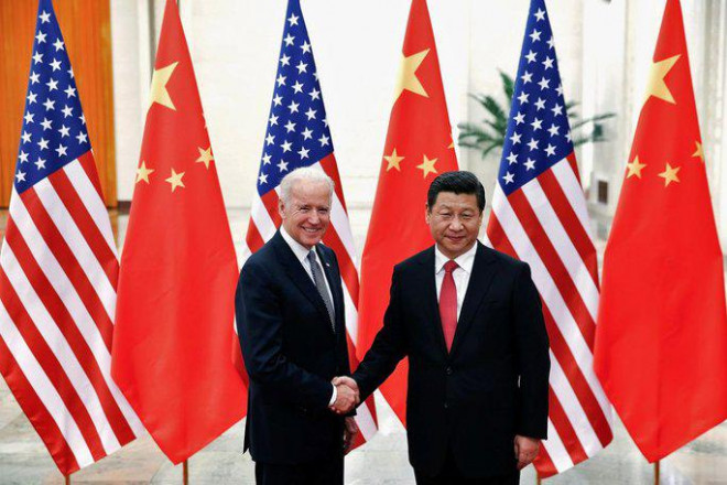 Ông Joe Biden, lúc ấy là Phó Tổng thống Mỹ, bắt tay Chủ tịch Tập Cận Bình tại thủ đô Bắc Kinh - Trung Quốc vào năm 2013. Ảnh: REUTERS