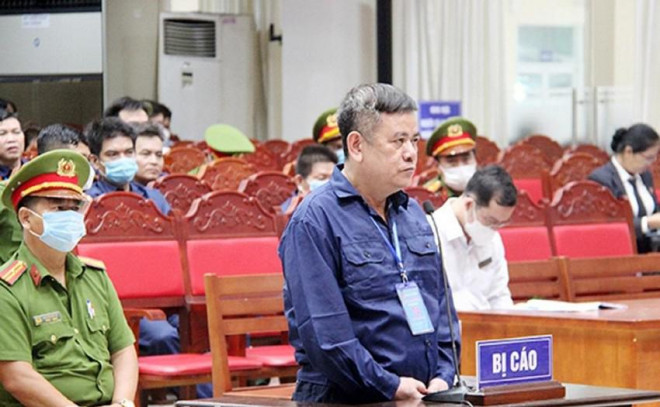 Bị cáo Ngô Văn Thụy, cựu cán bộ Cục Điều tra chống buôn lậu - Tổng cục Hải quan) bị truy tố về tội nhận hối lộ. Ảnh: VŨ HỘI.