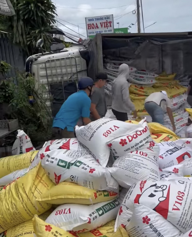 Người dân cố gắng bốc các bao cám để tìm kiếm nạn nhân nhưng đã quá muộn