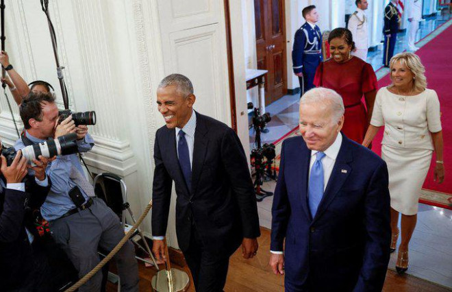 Vợ chồng Tổng thống Joe Biden tiếp đón vợ chồng cựu Tổng thống Barack Obama tại Nhà Trắng ngày 7-9-2022.