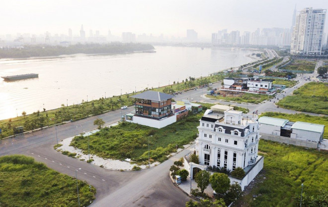 Căn biệt thự 426m2 Lý Nhã Kỳ từng sở hữu ở ven
sông Sài Gòn với phong cách cổ điển, kiến trúc hoàng gia châu Âu,
nằm trên khu đất rộng với hai mặt tiền phường Thạnh Mỹ Lợi, Quận 2,
TPHCM.