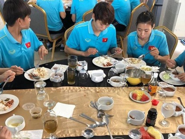 Bóng đá - Băn khoăn chuyện đi đá World Cup ăn mì gói…