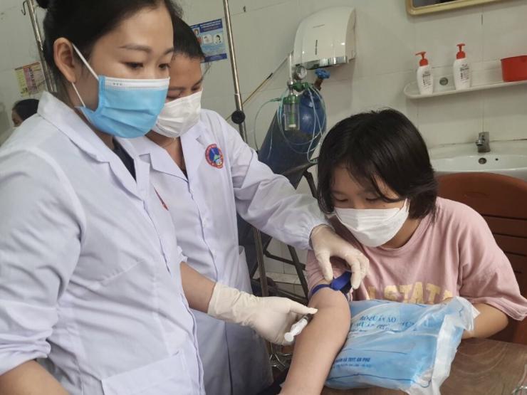 Sức khỏe đời sống - Diễn biến sức khỏe của hàng trăm trẻ nghỉ học vì sốt ở Bắc Kạn