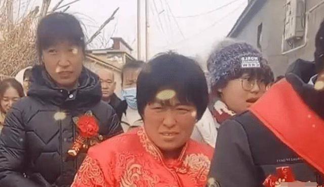 Cô dâu hơn chú rể 12 tuổi, ngoại hình và biểu cảm ngày cưới khiến mọi người bàn tán xôn xao - 3