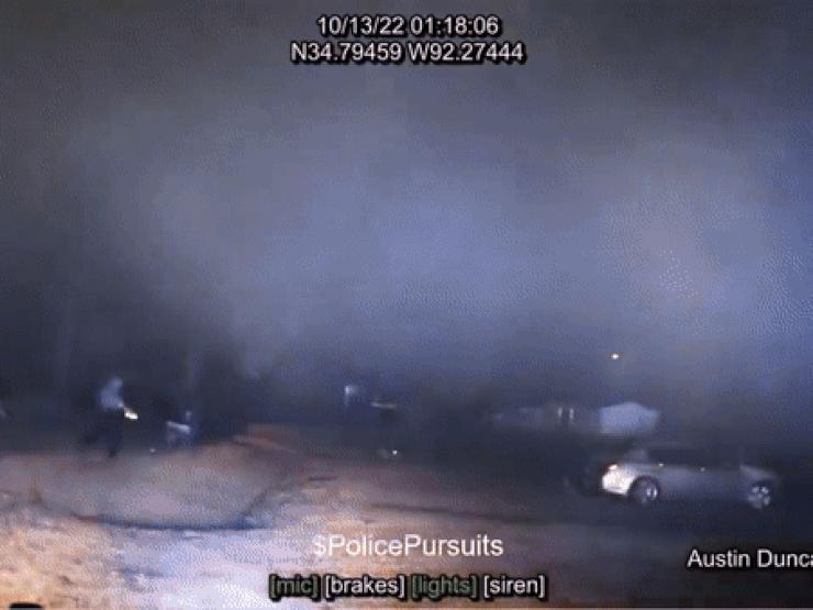 Video: Cảnh sát Mỹ bắn súng điện vào lưng nghi phạm, không ngờ điều xảy ra sau đó