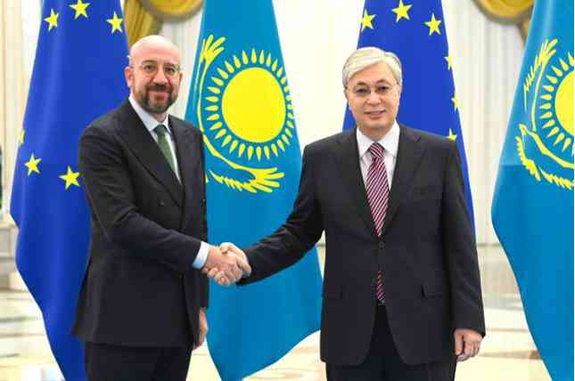 Chủ tịch Hội đồng châu Âu Charles Michel trong cuộc gặp Tổng thống Kazakhstan Kassym-Jomart Tokayev tại Astana ngày 27/10. (Ảnh: Astana Times)