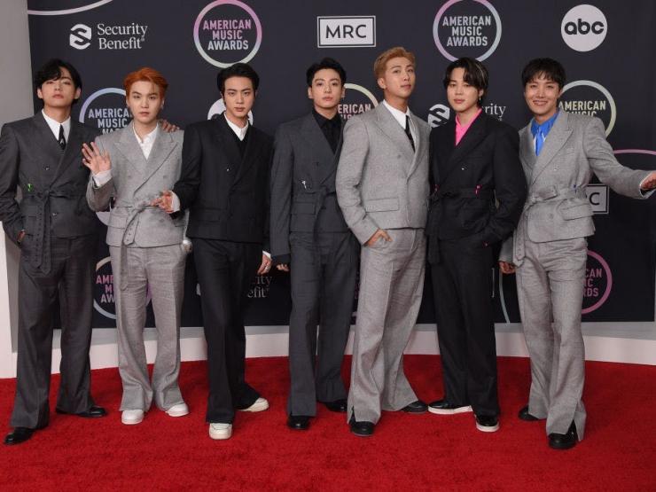 Thời trang - Phong cách thời trang ngày càng sang chảnh, dát kín đồ hiệu cao cấp của BTS