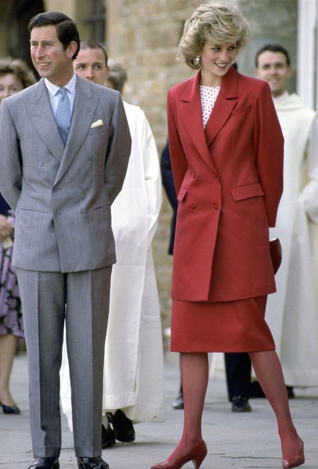 Nếu Nữ hoàng Elizabeth II có bộ sưu tập mũ và dù đồng màu với tất cả quần áo của bà, thì Công nương Diana cũng có một bộ sưu tập vớ da như vậy.