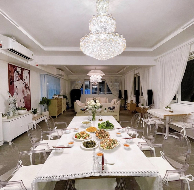 Nghe có vẻ khoe khoang nhưng thật ra
đấy là sự thật, chỉ cần nhìn không gian bên trong nhà và cuộc sống
xa hoa của nữ diễn viên một thời là hiểu.