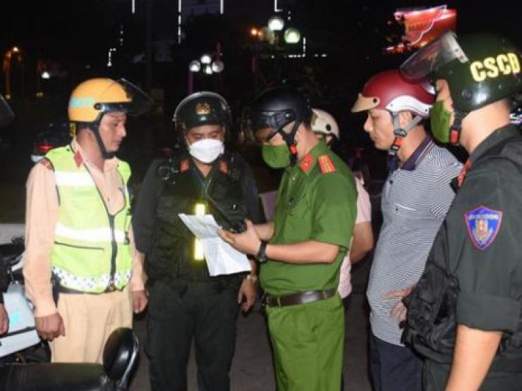 Tin tức trong ngày - Người đàn ông dí điếu thuốc đang cháy vào mặt công an bị khởi tố