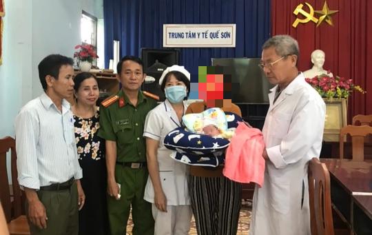 Trung tâm Y tế huyện Quế Sơn cùng đại diện đoàn thể địa phương bàn giao cháu bé cho gia đình Ảnh: TTYT Quế Sơn
