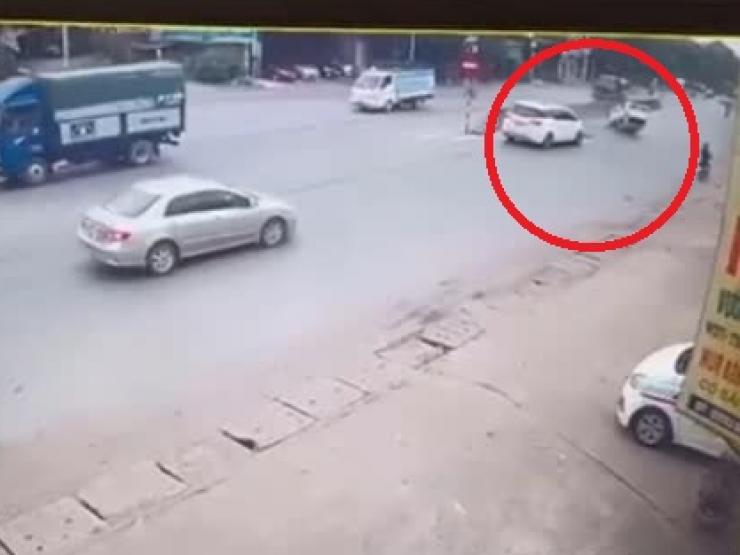 Tin tức trong ngày - Clip: Bị “xế hộp” Sedona húc, ô tô i10 lao vào dải phân cách, lật “phơi bụng”