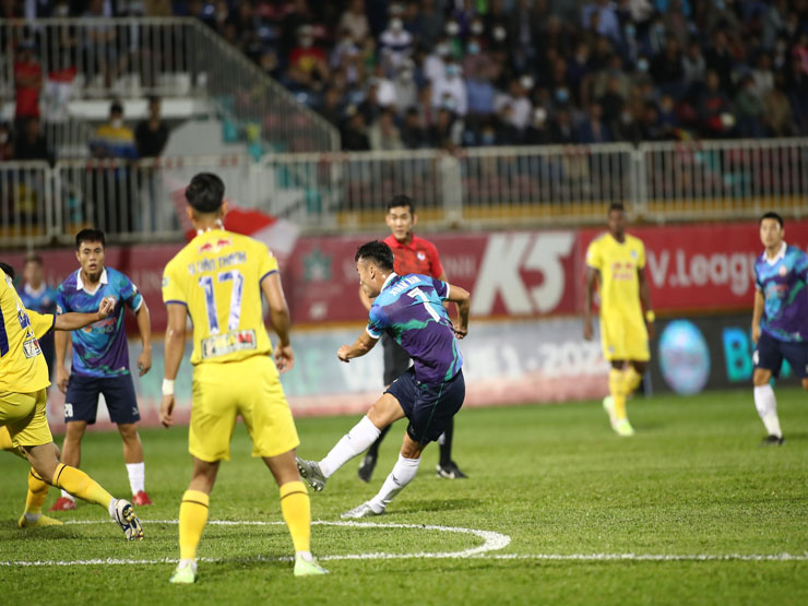 Video bóng đá HAGL - Bình Định: Penalty tranh cãi phút 90+1, hụt hơi đua vô địch (V-League)
