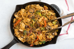 Ẩm thực - Bữa tối chán cơm, mẹ đảm trổ tài làm ngay mì xào gà "ngon mất lưỡi"