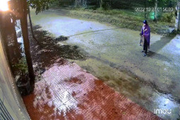 Pháp luật - CLIP: Người đàn ông bịt mặt ném chất bẩn khủng bố nhà dân