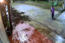 Pháp luật - CLIP: Người đàn ông bịt mặt ném chất bẩn khủng bố nhà dân