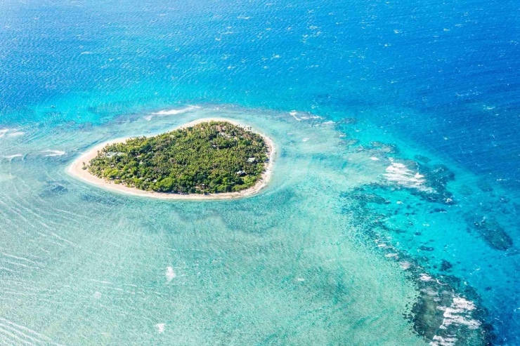8. Từ trên cao, hòn đảo Tavarua nhỏ bé ở Fiji có hình dạng giống hệt trái tim. Có thể bạn sẽ nghĩ nơi này sẽ ngập tràn các cặp đôi và tuần trăng mật, nhưng hầu hết du khách tới đây đều là những người thích lướt sóng chứ không phải tìm kiếm sự lãng mạn.

