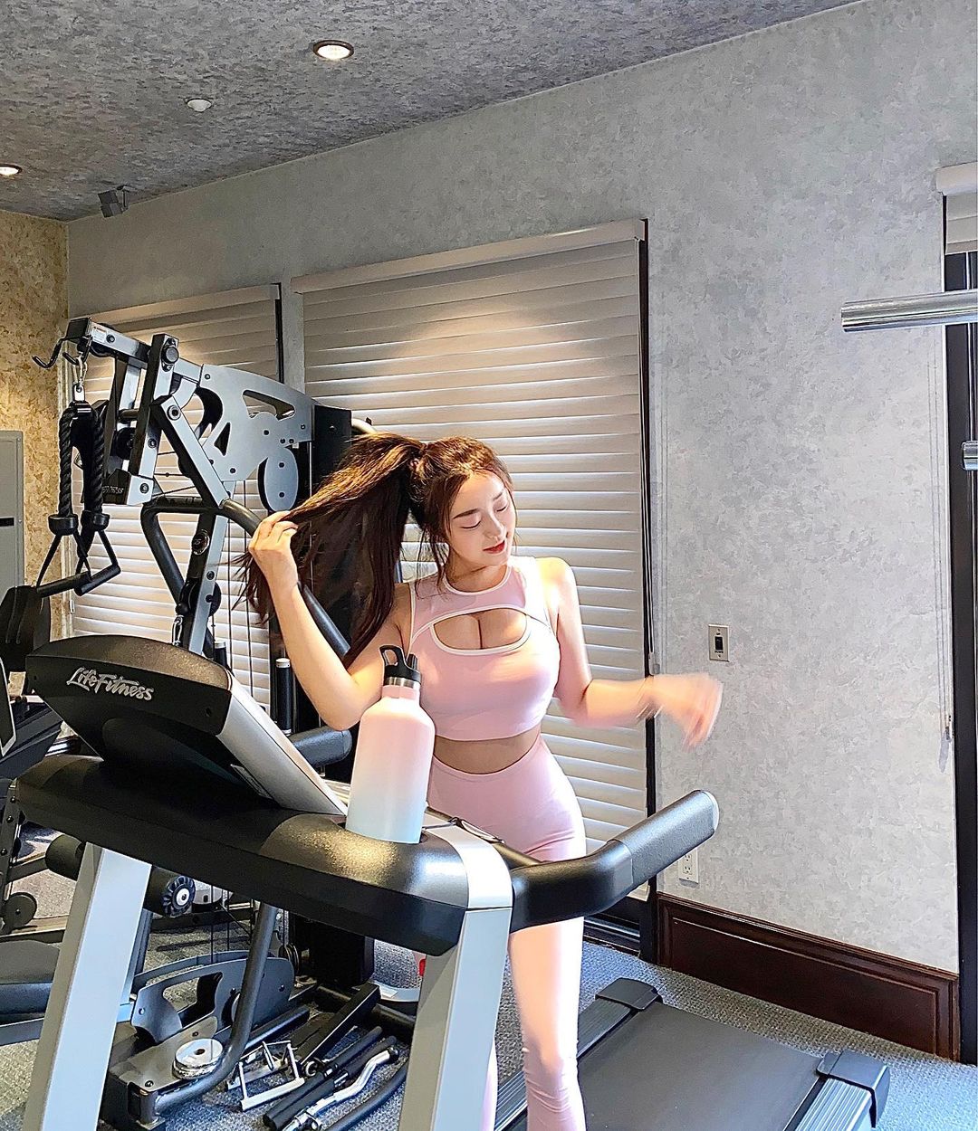 Rebecca Liu có phòng tập gym ngay tại nhà.