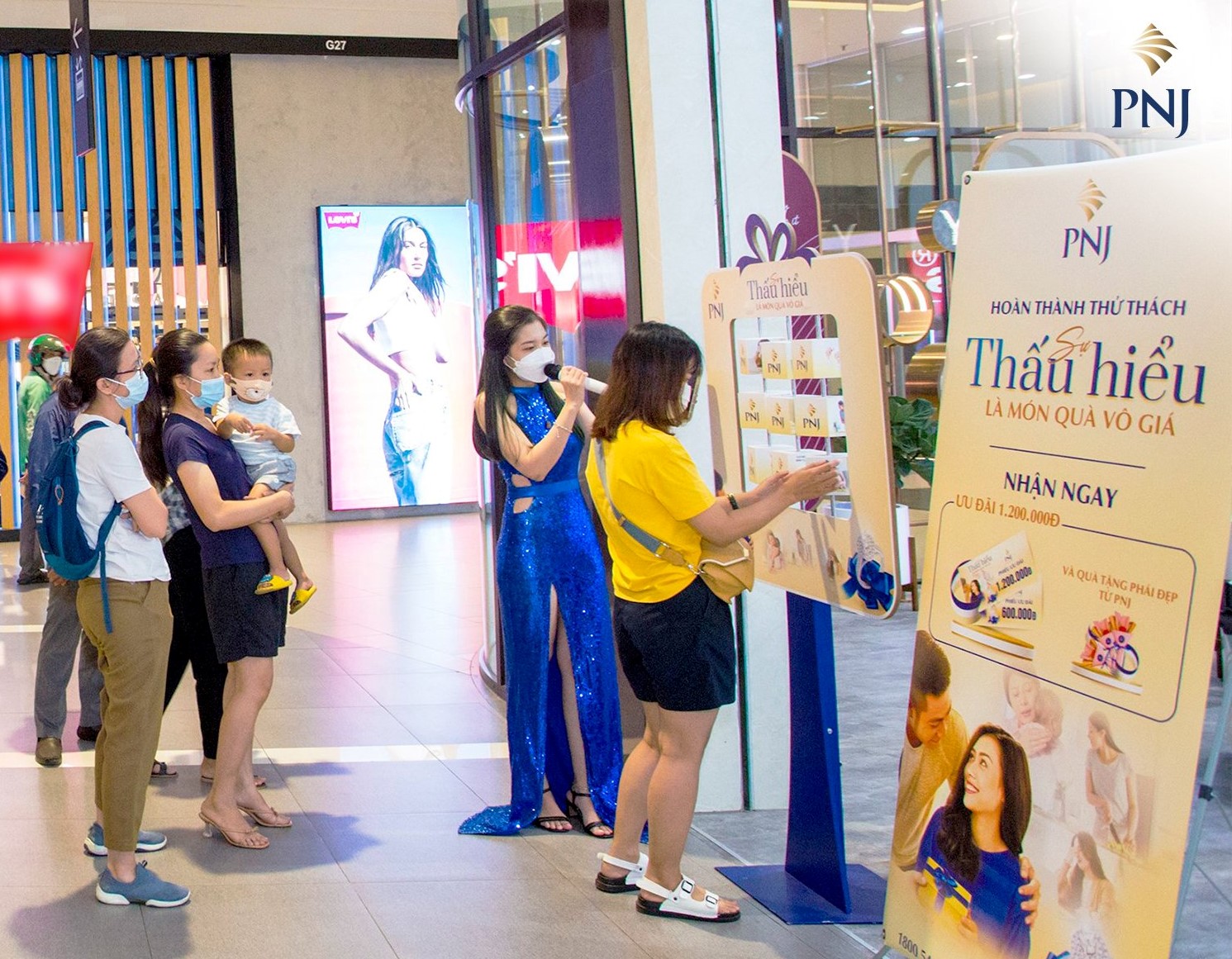 Khách hàng háo hức tham gia thử thách trong chương trình Ngày Phụ nữ Việt Nam cùng PNJ trong thời gian vừa qua