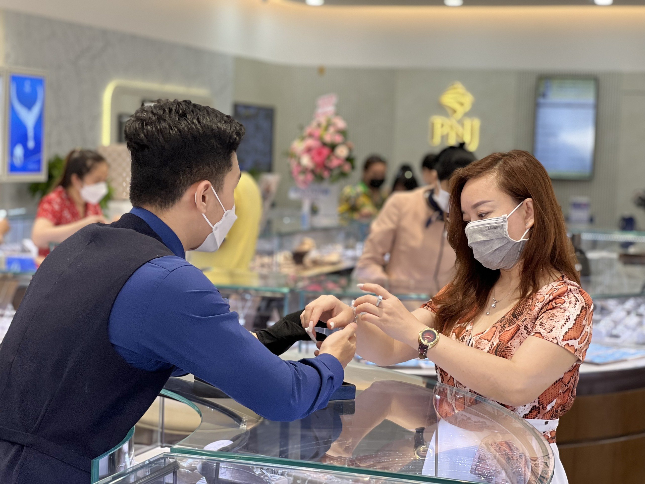 Nhiều người lựa chọn Trang sức PNJ làm món quà gửi đến phái đẹp nhân tháng yêu thương